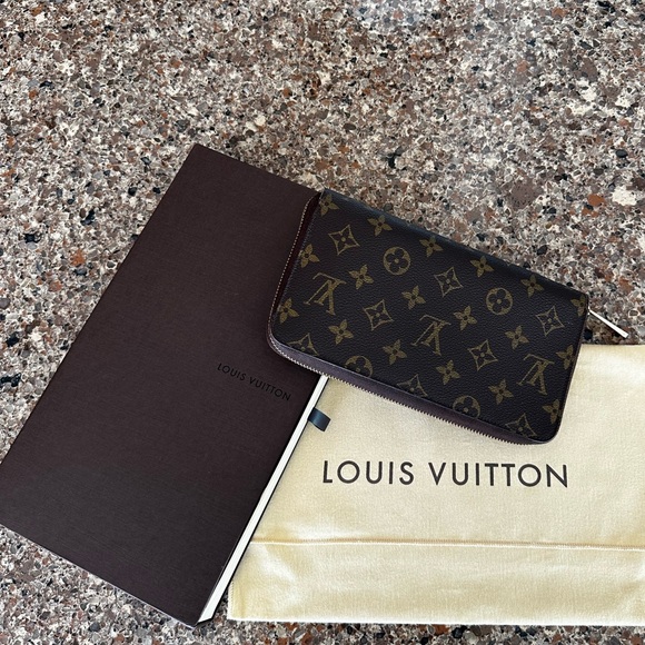 Authentic Louis Vuitton Monogram Canvas Zippy Wallet - Picture 1 of 8